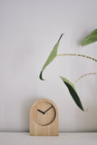 Dom - Tischuhr Eiche mit Funk-Uhrwerk - www.wanduhr.de
