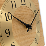 Natuhr Tischuhr Eiche Holz - Knick - Massivholz Design - goldener Metall Zahlenreif