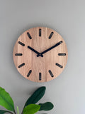 Wanduhr DOT & COMMA Eichenholz - www.wanduhr.de